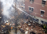 뉴욕시 아파트 가스 폭발로 아비규환
